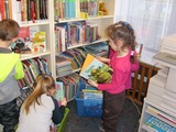 Dzieci przeglądają książki 2