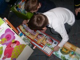 Dzieci przeglądają książki 