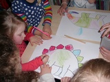 dzieci malują dinozaury 1