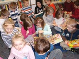 kolejna grupa dzieci przegląda książki 1