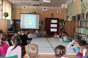 dzieci słuchają opowiadania Maja na tropie jaja  