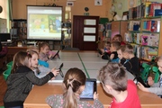 przedszkolaki oglądają bajkę Marta i Ufoludek 