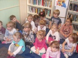 przedszkolaki słuchają czytanej książki 