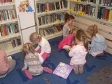 dzieci oglądają książki 