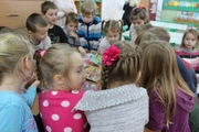 	2589 — dzieci oglądają książki o misiach 	