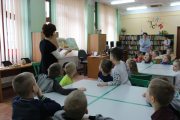 	3835 — pani Małgosia czyta opowiadanie przedszkolakom	