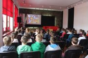 	3911 — uczniowie klas trzecich z MZS nr 5 oglądają film pt. „Dzik Ryjo”	