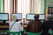 	seniorzy rozwiazuja testy na komputerach	