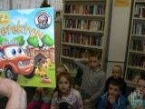 przedszkolaki słuchają historii z książki pt. Detektyw, autorstwa Elżbiety Wójcik