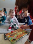 przedszkolaki ogladają ksiązki dostępne w MBP w Gorlicach