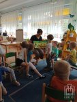 Bibliotekarka czyta przedszkolakom