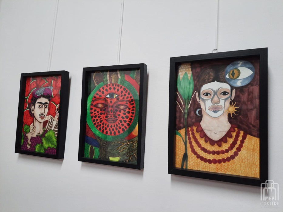 wystawa prac inspirowanych postacią i twórczością meksykańskiej malarki Fridy Kahlo, powstałych podczas zajęć, 3 obrazy