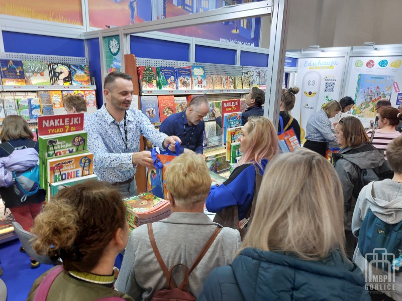 Biblioteka Gorlice, Targi Książki 2025 Bibliotekarka kupuje książki na stoisku podczas targów