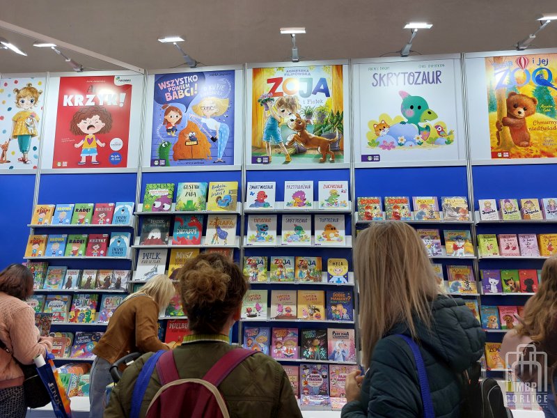 Biblioteka Gorlice, Targi Książki 2025 Bibliotekarki ogladaja książki