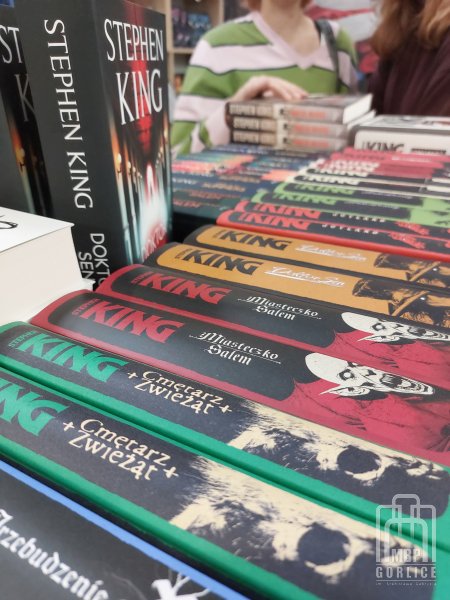Biblioteka Gorlice, Targi Książki 2025 książki Kinga ustawione w rzędzie na stoisku