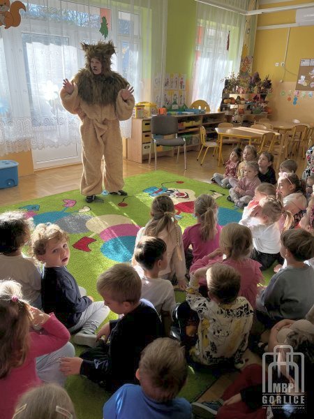 Biblioteka Gorlice, Bibliotekarz opowiada dzieciom obchodzonym święcie