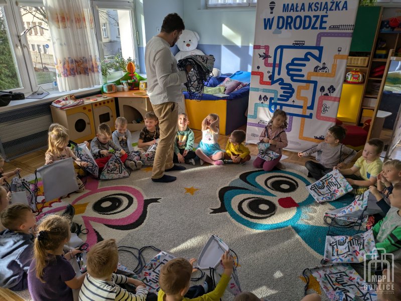 Biblioteka Gorlice, Animator rozdaje projektowe plecaki