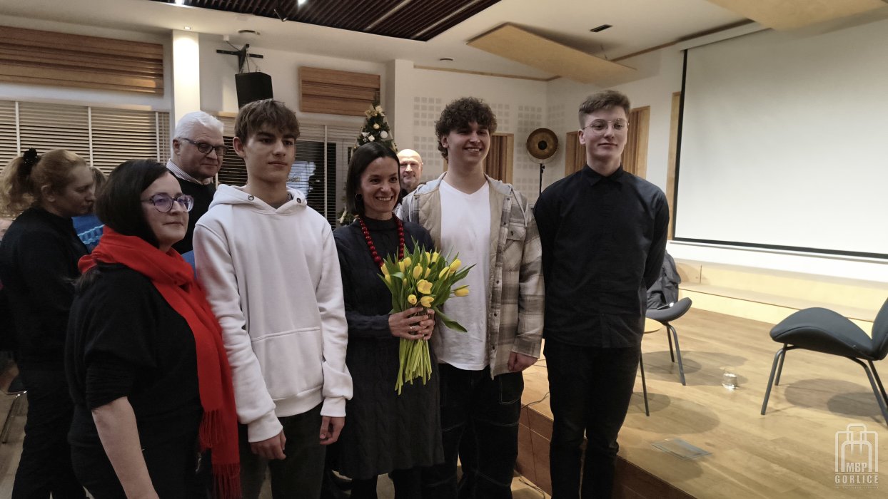 Biblioteka Gorlice, „Mój przyjaciel Masaj” — spotkanie autorskie z Elżbietą Wiejaczką uczniowie wraz z nauczycielką z Zespołu Szkół Ekonomicznych w Gorlicach wręczają Elżbiecie Wiejaczce bukiet tulipanów