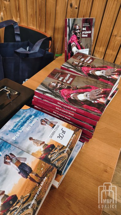 Biblioteka Gorlice, „Mój przyjaciel Masaj” — spotkanie autorskie z Elżbietą Wiejaczką na blacie leżą książki autorstwa Elżbiety Wiejaczki do zakupu