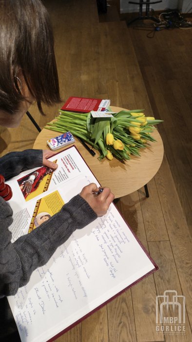 Biblioteka Gorlice, „Mój przyjaciel Masaj” — spotkanie autorskie z Elżbietą Wiejaczką Elżbieta Wiejaczka wpisuje się do bibliotecznej księgi pamiątkowej