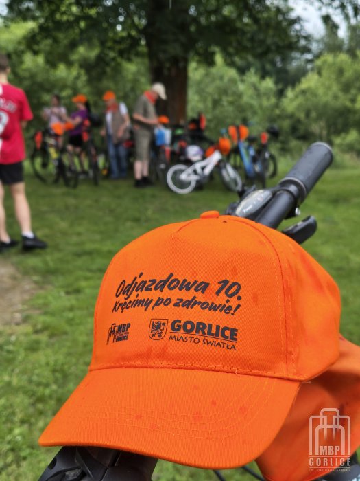 Biblioteka Gorlice, Odjazdowy Bibliotekarz pomarańczowa czapka z daszkiem na kierownicy roweru