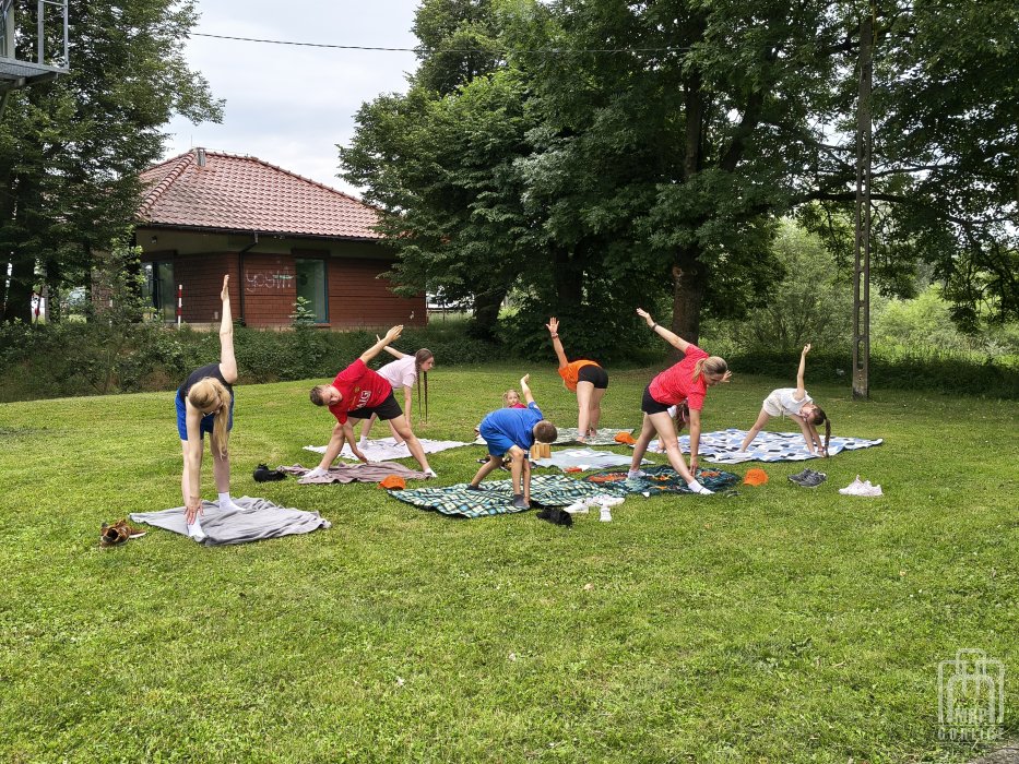 Biblioteka Gorlice, Odjazdowy Bibliotekarz dzieci i dorośli podczas ćwiczeń