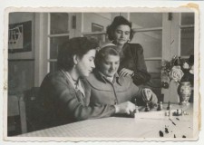Powiększ zdjęcie W szkolnej świetlicy: od lewej Aniela Kurowska, Stefania Łazarek, Józefa Cieśla
