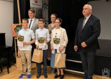 Powiększ zdjęcie Laureaci%20z%20przedstawicielami%20Starostwa%20Powiatowego%20w%20Gorlicach