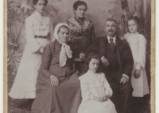 Powiększ zdjęcie Podpis zdjęcia na odwrocie: „Prawdopodobnie stoją od lewej: ciocia Bronia (Ratzko), babcia Maria Serafin, ciocia Tosia (Zbik), kuca mama Adela (Gnat), siedzą chyba pradziadkowie”