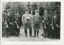 Powiększ zdjęcie Służba leśna w dobrach Tadeusza Dolańskiego (Lasy Radłowskie), z prawej Antoni Jagoda (dziadek Leona); około 1900 roku