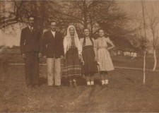 Powiększ zdjęcie Rodzina Sabatowiczów — od lewej Dymitr, jego ojciec Piotr, mama Julia, siostry Anna i Maria