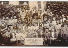 Powiększ zdjęcie Pierwsza kolonia letnia dla dzieci zorganizowana przez oddział Caritas w Gorlicach; Gorlice 1946 rok