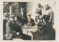 Powiększ zdjęcie Gra w karty; Huta Wysowska 1939 rok