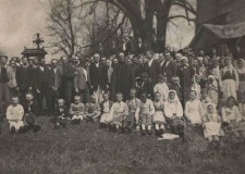 Powiększ zdjęcie Przed cerkwią w Czarnem, ostatnia Wielkanoc przed wysiedleniem w 1947 roku