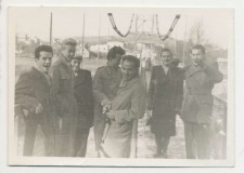 Powiększ zdjęcie Na ławie w parku; od lewej: Koczerkiewicz, Mieczysław Kormanek, Jan Trybus, ostatni Lubomir Przyszlak; lata 50. XX wieku