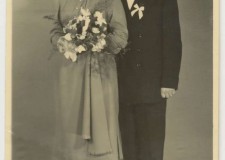 Powiększ zdjęcie Barbara i Tadeusz Latasiewiczowie. Napis na odwrocie fotografii: „Na pamiątkę Kochanej Mamusi Barbara i Tadeusz; Gorlice 8 marca 1958 rok”