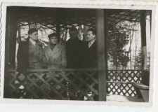 Powiększ zdjęcie W parku drugi od prawej Mieczysław Kormanek; lata 50. XX wieku