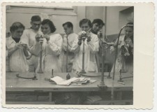 Powiększ zdjęcie Zajęcia na studiach — ćwiczenia na fantomach szczęk; Kraków, ok. 1952 rok