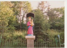 Powiększ zdjęcie Madonna z Lipnej odnowiona przez Zdzisława Tohla staraniem Koła Łowieckiego Dzik; lata 90. XX wieku