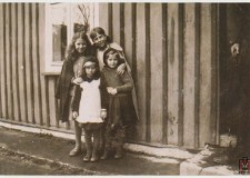 Powiększ zdjęcie Dziewczyny z ul. Cichej: Józefa Gucwa (Myśliwiec), Kazimiera Potoczek, Stanisława Walicka, Zofia Walicka; Bobowa 1938 rok