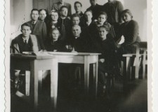 Powiększ zdjęcie Uczniowie Handlówki podczas okupacji; 1942–1943