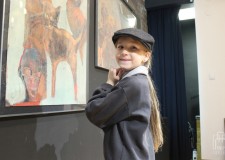 Powiększ zdjęcie dziewczynka ogląda pracę malarską