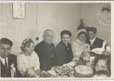 Powiększ zdjęcie Leszno Górne — wesele; w środku ksiądz Hajdukiewicz z żoną