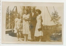 Powiększ zdjęcie Rodzina Jarochów z Mieczysławem Kormankiem w parku; lata 50. XX wieku