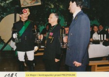 Powiększ zdjęcie Lis Major i kontrapunkci przed Prezydium; 1993 rok   