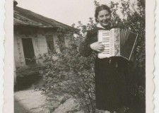 Powiększ zdjęcie Józefa Myśliwiec przed starym domem przy ul. Cichej w Bobowej; 1938 rok 