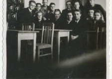 Powiększ zdjęcie Uczniowie Handlówki podczas okupacji; 1942–1943