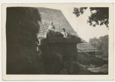Powiększ zdjęcie Młocka przed domem połemkowskim (później rozebranym); Wysowa ok. 1960 roku