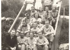 Powiększ zdjęcie Mistrzostwa Rzeszowa; Stanisław Fus pierwszy z lewej w trzecim rzędzie; drugi od lewej słynny maratończyk Drąg; ok. 1952 rok