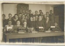 Powiększ zdjęcie Uczniowie Handlówki podczas okupacji; piąty od lewej Władysław Boczoń; 1942–1943 